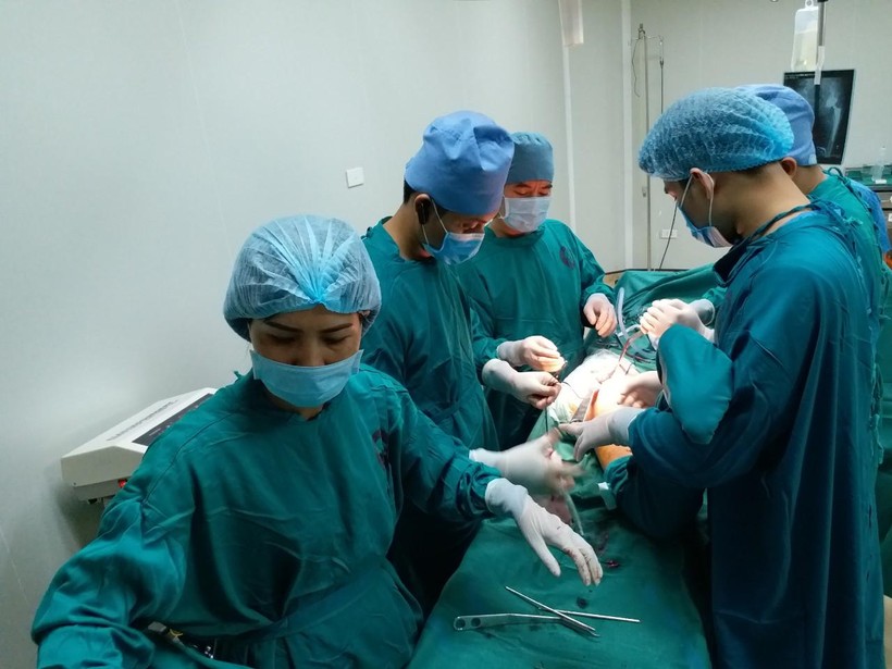 Bệnh viện đa khoa tỉnh Vĩnh Phúc phẫu thuật thành công thay khớp gối nhân tạo cho bệnh nhân