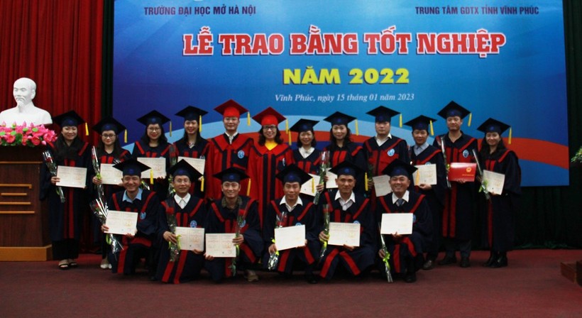 Trường Đại học Mở Hà Nội trao bằng tốt nghiệp cho 44 học viên tại Vĩnh Phúc ảnh 2