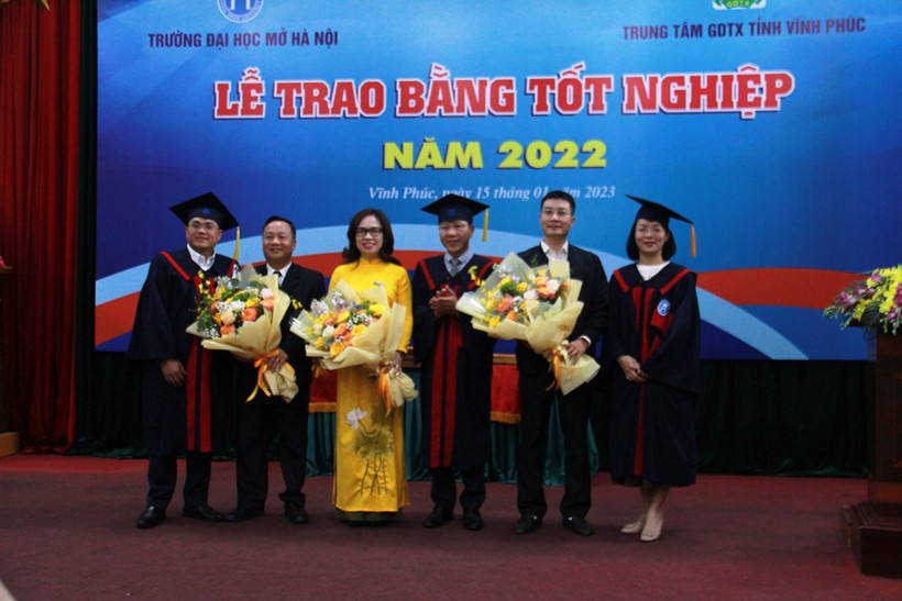 Trường Đại học Mở Hà Nội trao bằng tốt nghiệp cho 44 học viên tại Vĩnh Phúc ảnh 1