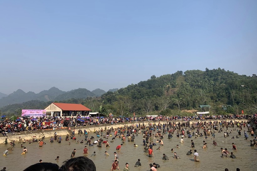 Hàng trăm người thi nhau lội bùn bắt cá trong lễ hội đầu xuân