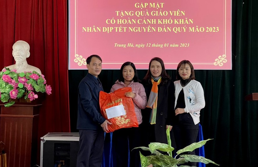 Ban Giám hiệu Trường THCS Trung Hà, huyện Yên Lạc trao quà Tết tặng giáo viên có hoàn cảnh khó khăn. Ảnh: Thế Hùng