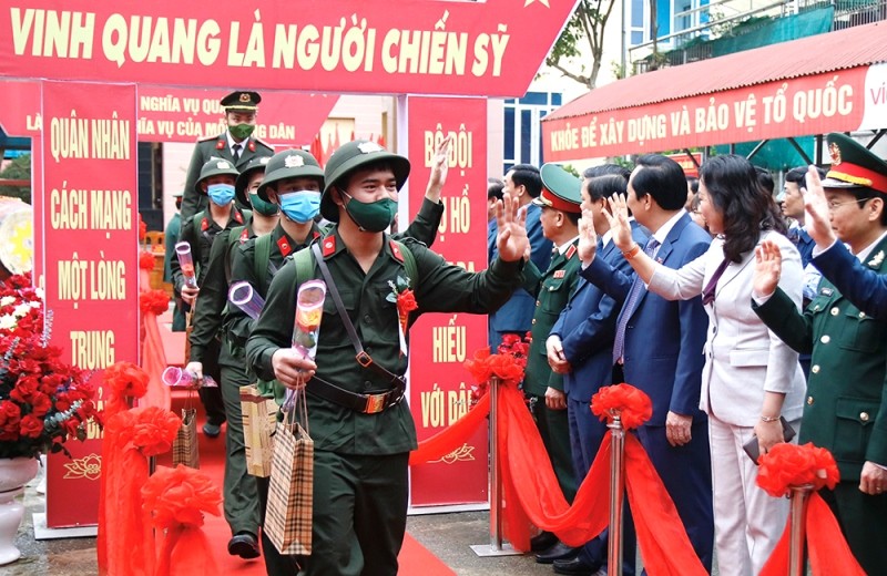 Gần 2.000 tân binh tỉnh Phú Thọ lên đường nhập ngũ. Ảnh: Quốc Đại