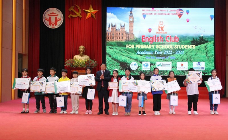 Ông Nguyễn Văn Mạnh, Giám đốc Sở GD&ĐT Phú Thọ trao giải Hùng biện cho 13 thí sinh