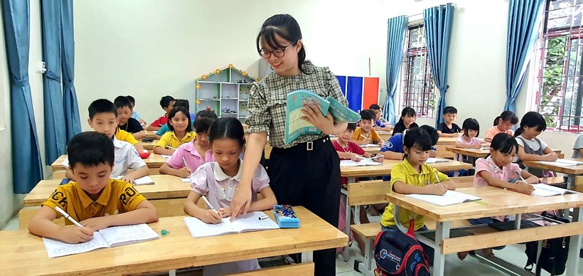 Cô giáo trẻ Dương Thùy Linh