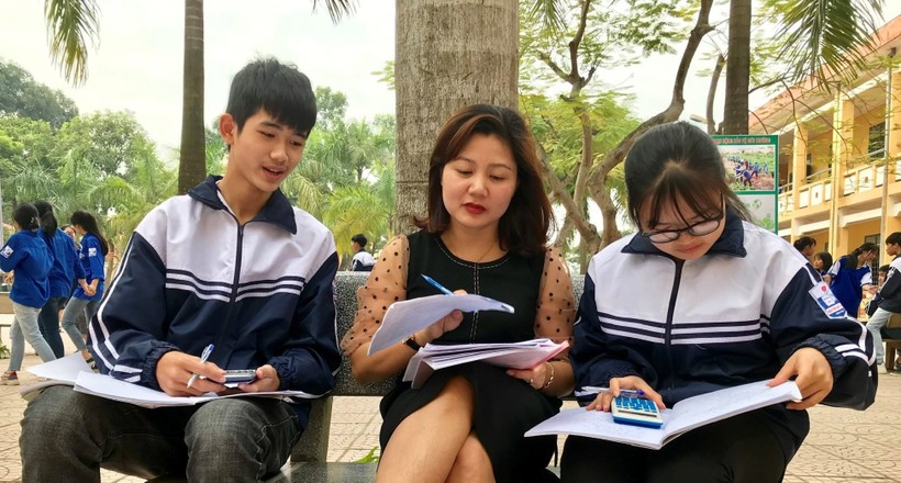 Giáo viên và học sinh Trường THPT Nguyễn Viết Xuân (Vĩnh Phúc).