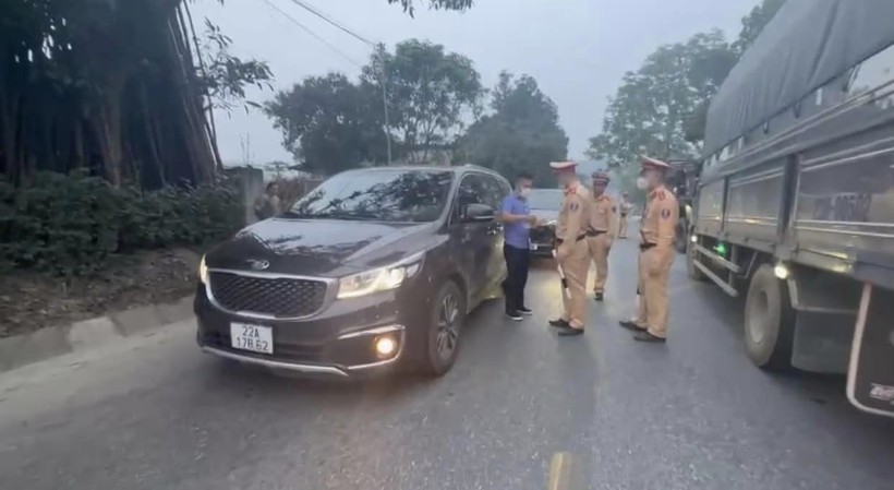 Lực lượng CSGT kiểm tra đối với lái xe Phan Thúc Đ. Ảnh: CSGT Tuyên Quang
