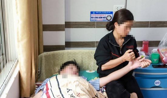 Em K.V.G.B điều trị tại Trung tâm Y tế huyện Yên Lập ngày 16/3/2023. Ảnh: Báo Phú Thọ.