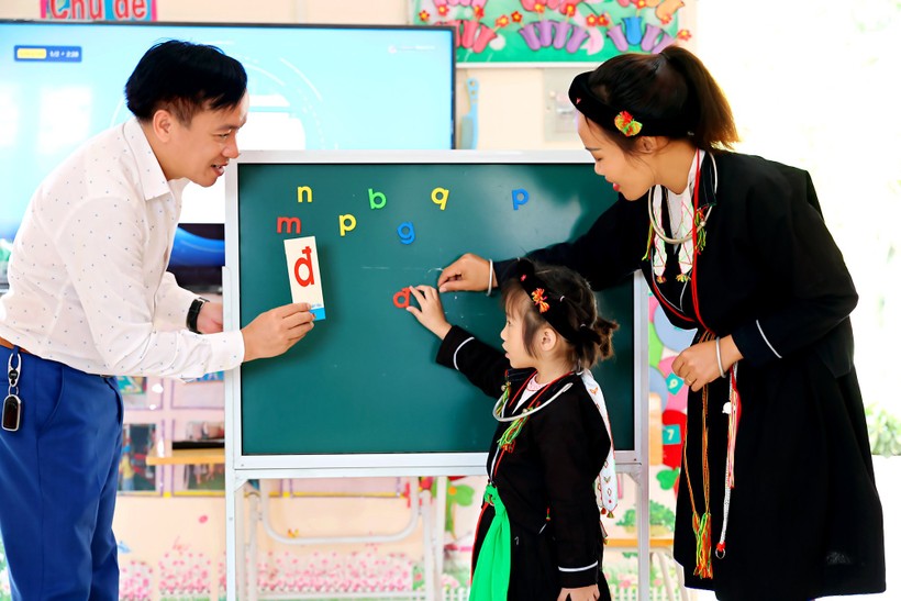 Thầy Xuân nỗ lực cùng với giáo viên tăng cường dạy Tiếng Việt cho trẻ em người dân tộc thiểu số. Ảnh: Hương Hường