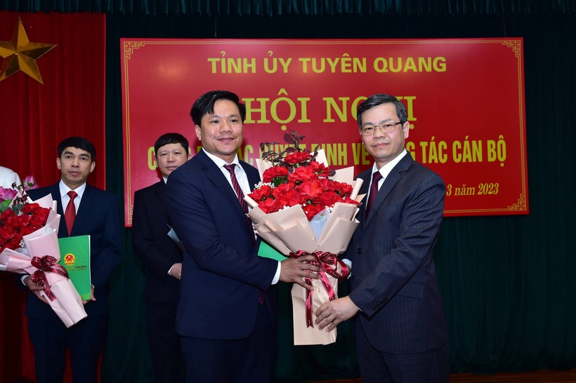 Chủ tịch UBND tỉnh Tuyên Quang Nguyễn Văn Sơn trao Quyết định cho ông Hoàng Minh Cảnh (bìa trái).