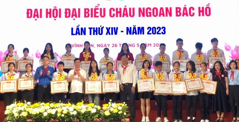 Lãnh đạo TP Vĩnh Yên tặng Giấy khen cho học sinh đạt thành tích xuất sắc
