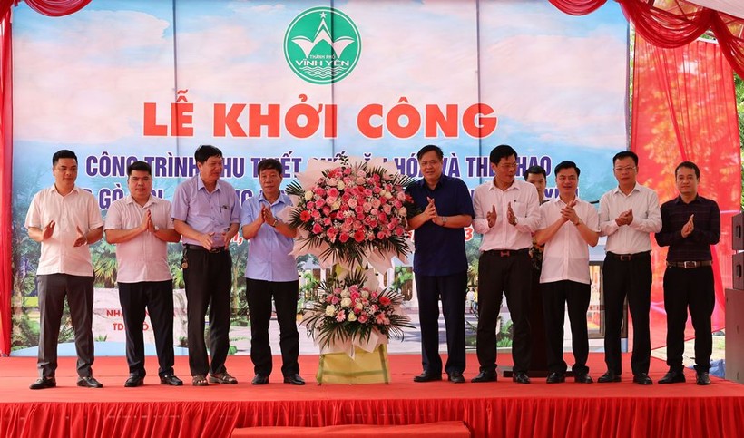 Lãnh đạo thành phố Vĩnh Yên tặng hoa chúc mừng phường Định Trung nhân dịp khởi công dự án