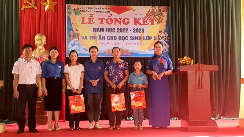 Nữ sinh Tuyên Quang dành tiền thưởng tặng học sinh nghèo ảnh 1