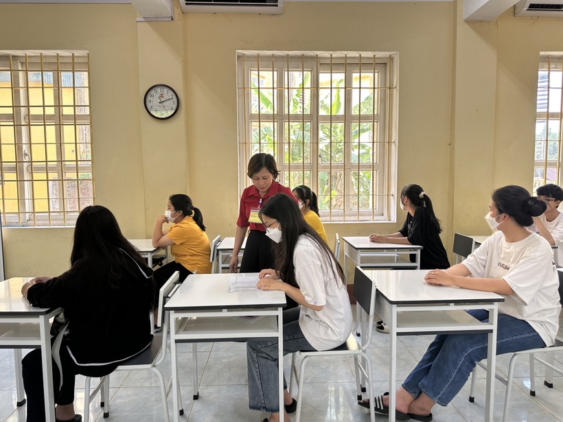 Thí sinh đến làm thủ tục dự thi tại Trường THPT Việt Trì