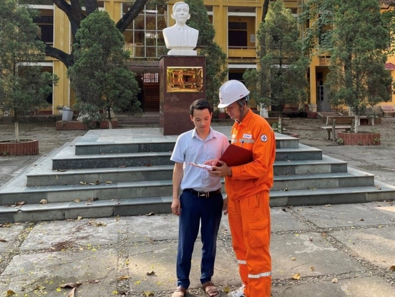 Tuyên truyền sử dụng điện an toàn, tiết kiệm, hiệu quả tại Trường THPT Trần Phú (TP Vĩnh Yên).