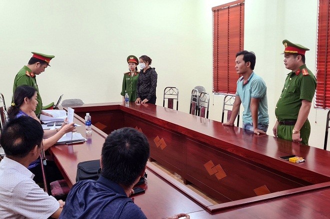 Cơ quan Cảnh sát thi hành quyết định bắt tạm giam vợ chồng Yên - Thu. Ảnh: Công an tỉnh Hà Giang