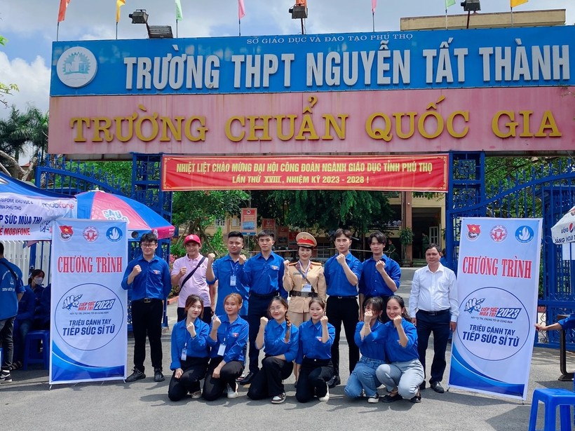 Chùm ảnh CSGT Phú Thọ đồng hành cùng thí sinh thi tốt nghiệp THPT ảnh 1