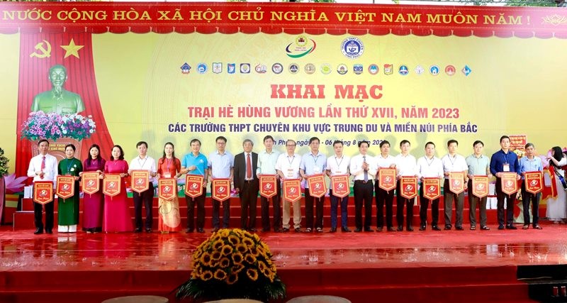 Ban tổ chức trao Cờ lưu niệm cho các đơn vị tham gia Trại hè Hùng Vương 2023.