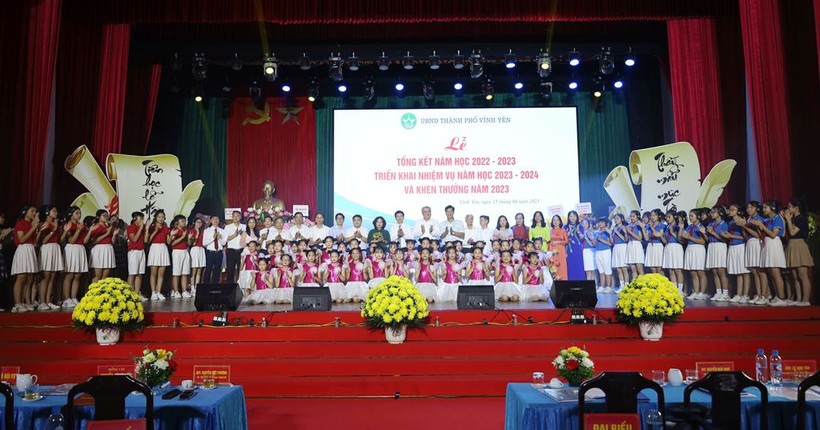 Thành phố Vĩnh Yên khen thưởng giáo viên, học sinh có thành tích xuất sắc ảnh 2