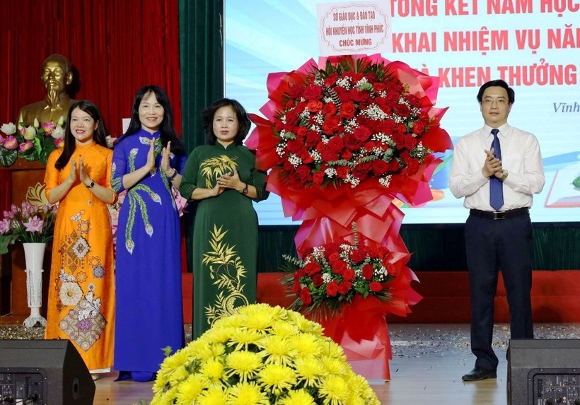Thành phố Vĩnh Yên khen thưởng giáo viên, học sinh có thành tích xuất sắc ảnh 1