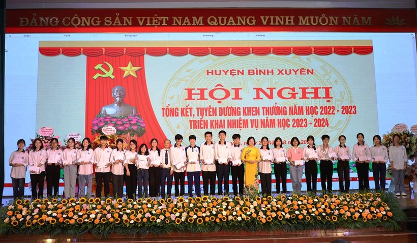 Gần 200 giáo viên và học sinh huyện Bình Xuyên được khen thưởng ảnh 3