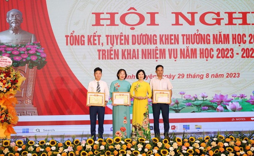 Gần 200 giáo viên và học sinh huyện Bình Xuyên được khen thưởng ảnh 2