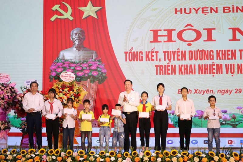 Gần 200 giáo viên và học sinh huyện Bình Xuyên được khen thưởng ảnh 1