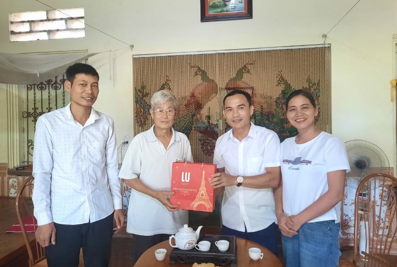Thầy giáo Nguyễn Thế Lượng - Phó Hiệu trưởng trường THPT Hạ Hòa, tỉnh Phú Thọ (thứ 2 từ phải qua) thăm hỏi cựu giáo viên nhà trường.