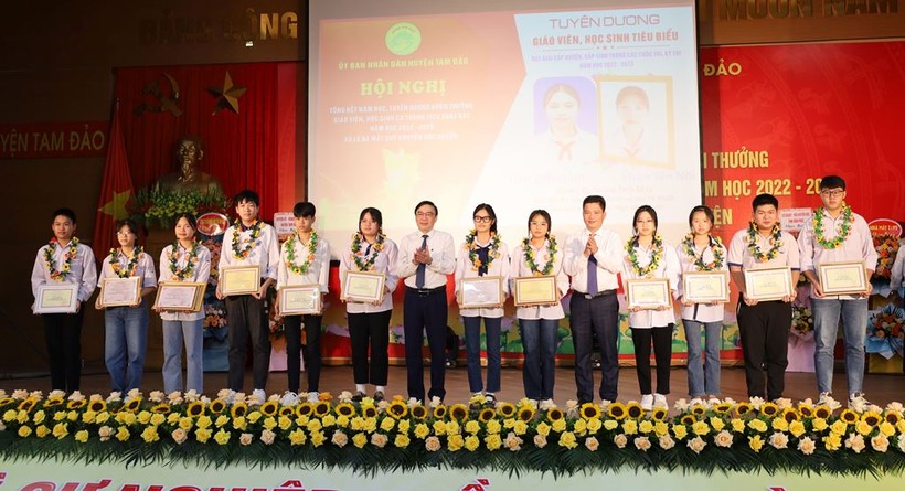 Khen thưởng giáo viên, học sinh và ra mắt Quỹ khuyến học huyện Tam Đảo ảnh 2