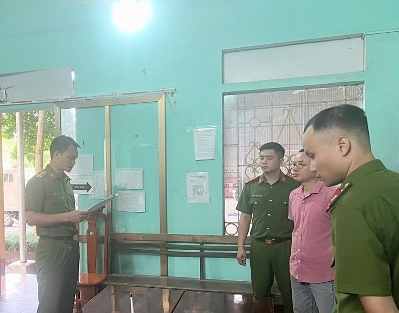 Cơ quan CSGT đọc lệnh khởi tố, bắt tạm giam đối với Mạc Văn Thành. Ảnh: Công an huyện Hàm Yên