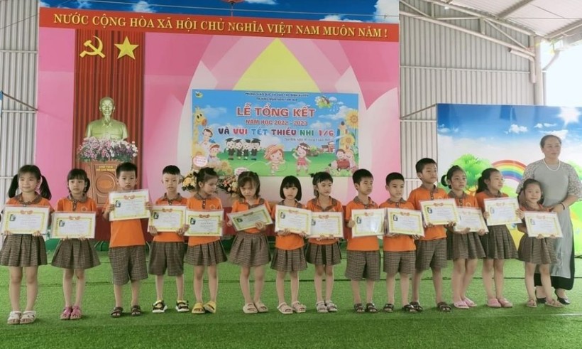 Nhà giáo Đặng Thị Mai – Hiệu trưởng Trường Mầm non Tam Hợp trao thưởng cho các em học sinh.