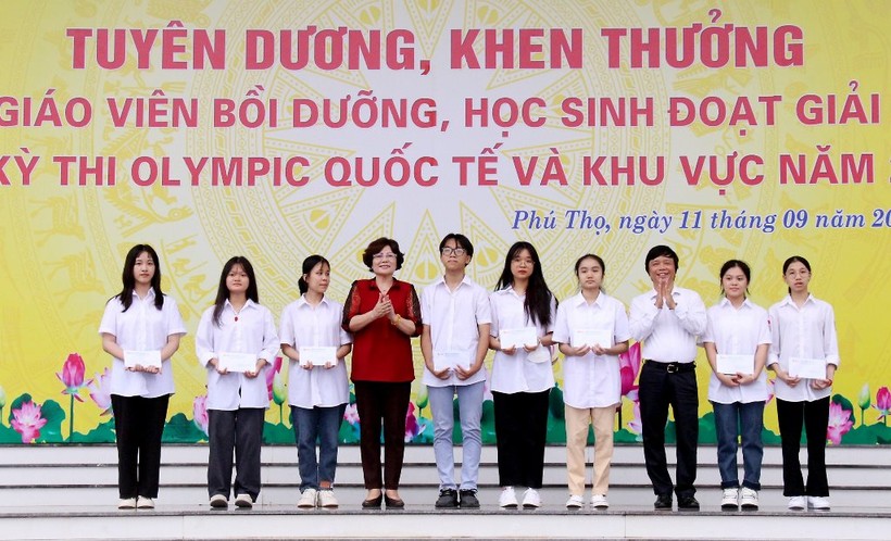 Hội khuyến học tỉnh Phú Thọ trao “Học bổng JNTC- Vì em hiếu học” năm học 2023-2024 cho 8 học sinh. ảnh 1