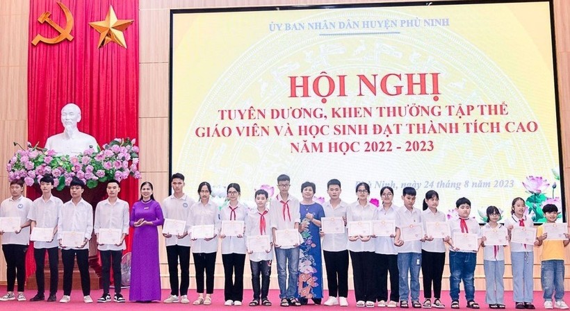 Huyện Phù Ninh trao thưởng cho HS đạt thành tích cao năm học 2022-2023. ảnh 2