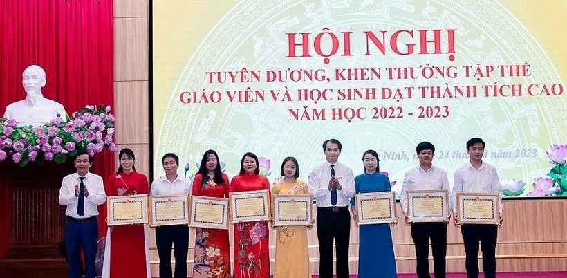 Huyện Phù Ninh trao thưởng cho giáo viên đạt thành tích cao năm học 2022-2023.