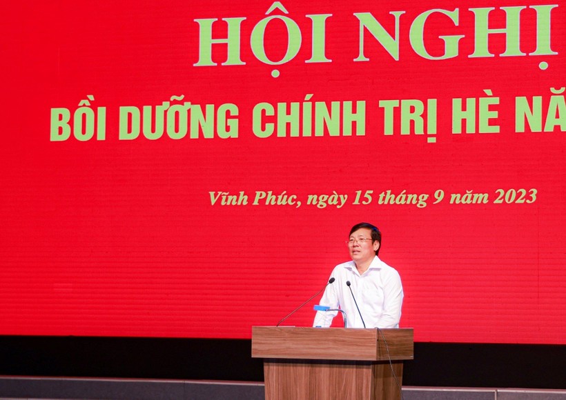 Tiến sĩ Lê Duy Thành - Chủ tịch UBND tỉnh Vĩnh Phúc truyền đạt nhiều nội dung quan trọng tại hội nghị. ảnh 2