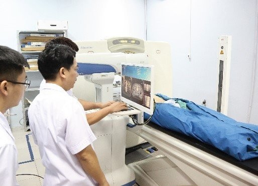Bác sĩ BVĐK tỉnh Phú Thọ điều khiển cánh tay Robot maxio để xác định vị trí cần làm sinh thiết.