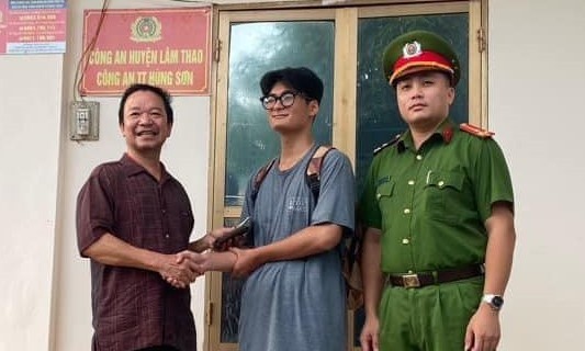 Ông Bùi Sỹ Tiến (ngoài cùng bên trái) bắt tay cảm ơn em Trịnh Quang Duy. ảnh 1