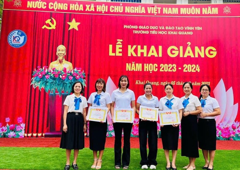 Lãnh đạo trường Tiểu học Khai Quang trao thưởng cho các giáo viên có thành tích cao trong công tác giáo dục và đào tạo. ảnh 2