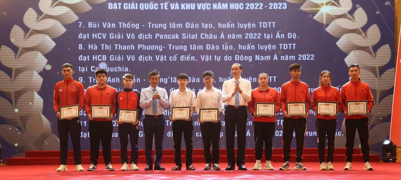 Lãnh đạo tỉnh Phú Thọ khen thưởng học sinh đoạt giải quốc tế và khu vực năm học 2022-2023. ảnh 1