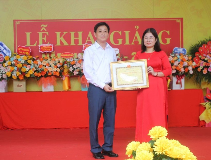 Cô giáo Ngô Thị Bích Liên - Hiệu trưởng nhà trường đón nhận danh hiệu trường THCS Vân Cơ được khen tặng Tập thể Lao động xuất sắc năm học 2022 - 2023.