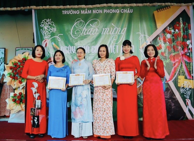 Ban giám hiệu Trường Mầm non Phong Châu trao thưởng cho giáo viên đạt thành tích trong phong trào thi đua “Hai tốt”.