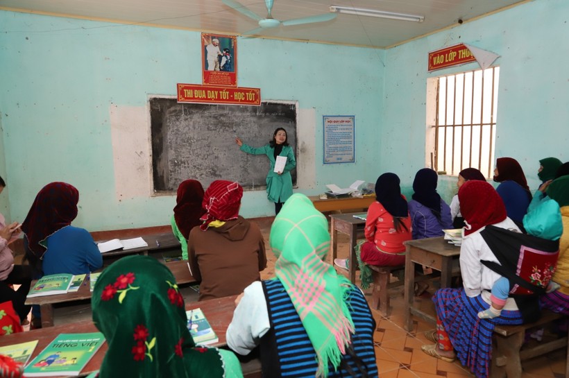 Lớp học xóa mù chữ được tổ chức tại các thôn ở Mèo Vạc thu hút nhiều học viên tham gia. Ảnh: Minh Giàng