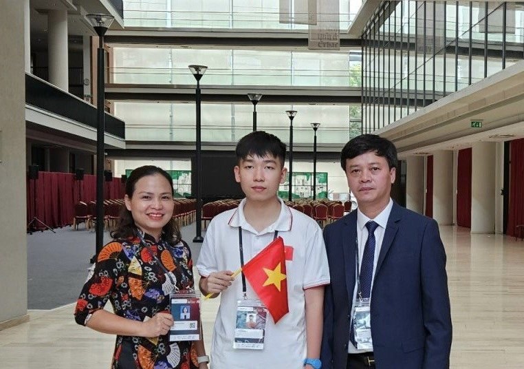 Em Nguyễn Đức Thắng, học sinh lớp chuyên Toán, Trường THPT Chuyên Hùng Vương (đứng giữa) đoạt Huy chương Bạc Olympic Tin học quốc tế năm 2023.