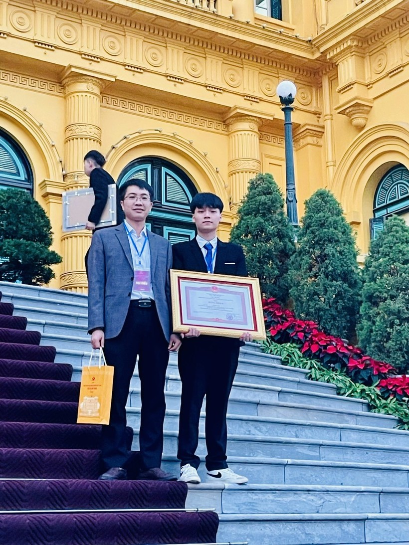 Thầy Đào Quang Thắng (bìa trái) cùng học sinh Vũ Thế Anh (huy chương Đồng Olympic Sinh học quốc tế 2023)