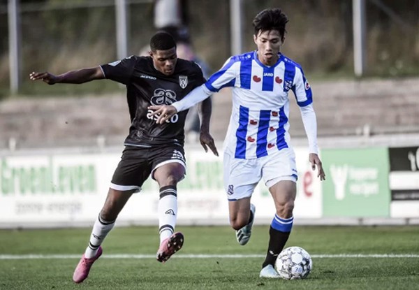 Mặc dù chưa có cơ hội đá cho đội 1 SC Heerenveen nhưng hậu vệ Đoàn Văn Hậu đã được trải nghiệm với vị trí đá chính ở đội trẻ.
