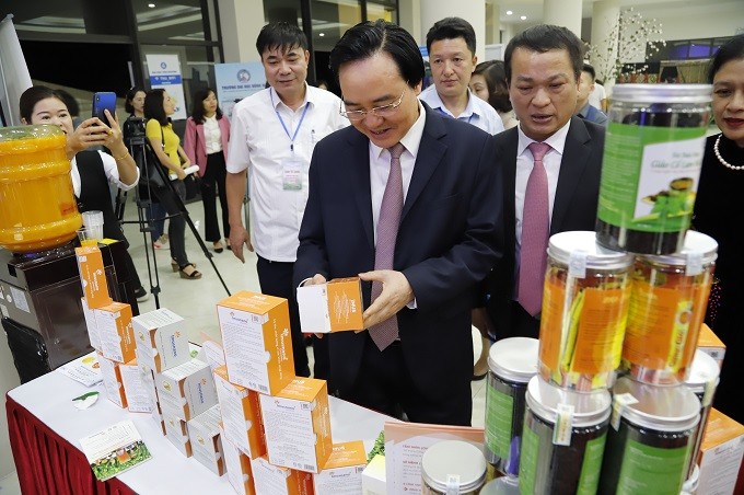 Bộ trưởng Phùng Xuân Nhạ thăm gian trưng bày sản phẩm giáo dục và nông nghiệp công nghệ chất lượng cao tại đêm chung kết được tổ chức tại ĐHTN 