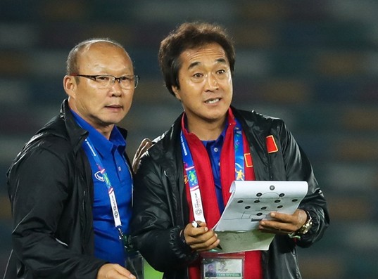HLV Park Hang-seo và trợ lý Lee Young Jin đã có những thành công ngoài mong đợi với bóng đá Việt Nam. Ảnh: Zing.vn