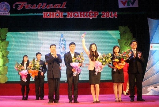 Nhóm tác giả nhận giải Nhất từ GS.TSKH Đào Trọng Thi 