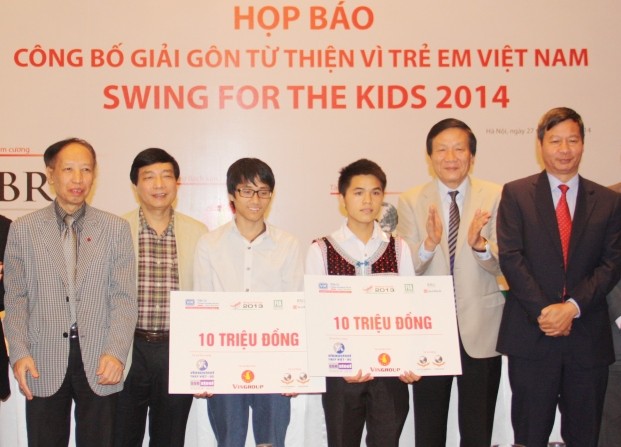 Thào Seo Sì và Lê Văn Tú nhận học bổng của Swing for the kids