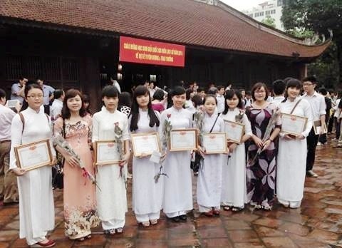 Hoàng Anh, Minh Trang và các bạn học sinh giỏi quốc gia môn Lịch sử của Trường THPT chuyên Phan Bội Châu chụp ảnh cùng cô giáo trong lễ trao giải học sinh giỏi Lịch sử tại Quốc Tử Giám