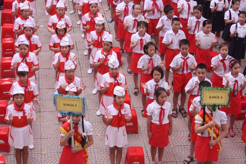 Học sinh tham dự lễ khai giảng năm học 2013 - 2014 tại trường tiểu học Trưng Trắc (Hà Nội)